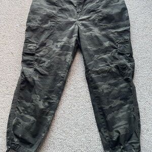 Social Standard camouflage capris Size X/L
Wore once